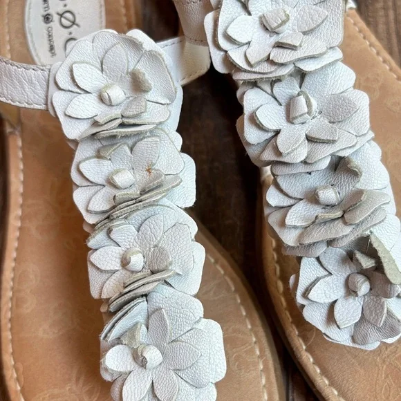 b.o.c. Born Concept White Ramey Floral Women's Sandals Size 9 - Picture 4 of 10